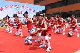 阿诺德受伤影响皇马阵容，巴尔韦德需客串右后卫，球迷呼吁调整阵型。