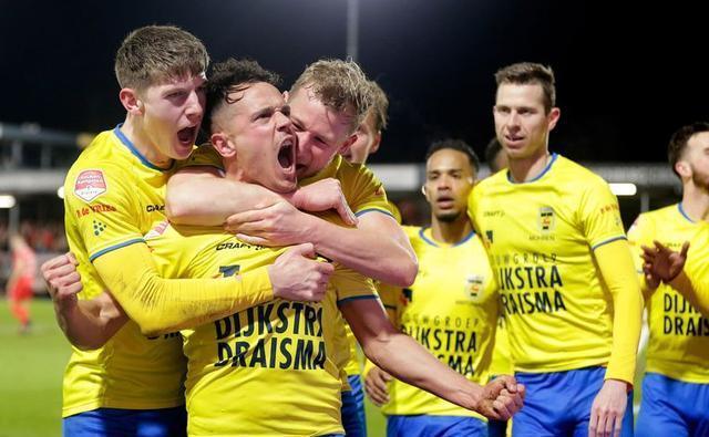 国足究竟应 国足究竟应